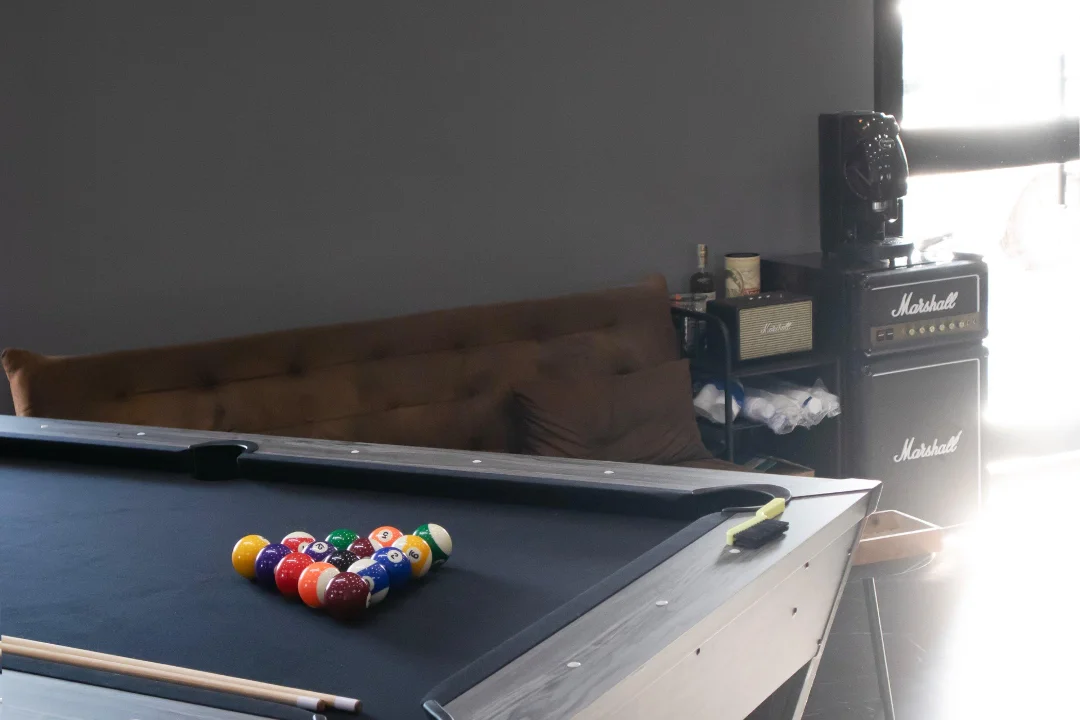 Zona relax con biliardo e amplificatore Marshall